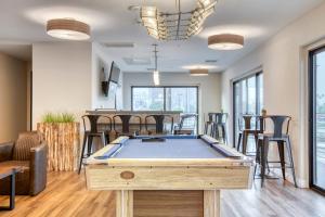 ロサンゼルスにあるNorth Hollywood 2br w pool gym prime NoHo LAX-921のバーのある部屋にあるビリヤード台
