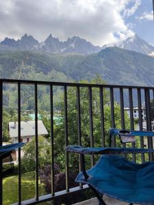 uma varanda com vista para as montanhas em Apartment Le Panoramic em Chamonix-Mont-Blanc