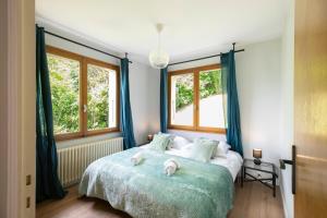 una camera da letto con un letto e due asciugamani di T4 avec vue imprenable sur le lac d'Annecy a Veyrier-du-Lac