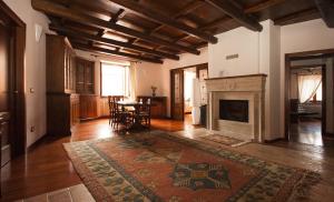 a living room with a fireplace and a table at Casa Vacanza Piantamori in Cerreto di Spoleto