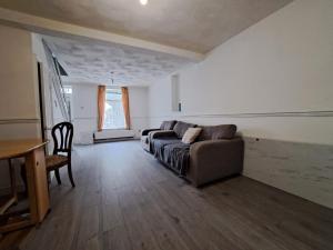 ein Wohnzimmer mit Sofa und Tisch in der Unterkunft Cheerful 2 bed house free parking nearby park in Aberdare