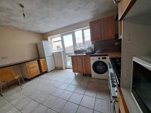 eine Küche mit Waschmaschine in der Unterkunft Cheerful 2 bed house free parking nearby park in Aberdare