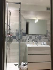 a bathroom with a shower and a sink at Appt 4 chambres avec balcon, Spinelle in Ifs +23 photos
