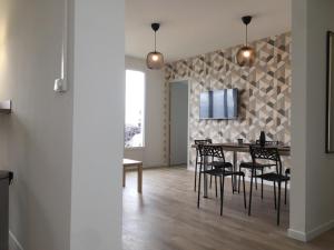 a dining room with a table and chairs at Appt 4 chambres avec balcon, Spinelle in Ifs