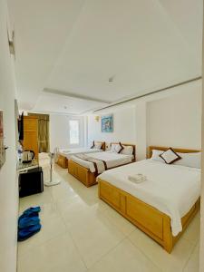 een slaapkamer met 2 bedden in een kamer bij Diamond Hotel in Vung Tau