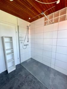 ein großes Bad mit einer Dusche und einer ebenerdigen Dusche in der Unterkunft Wohnung am Bergpark Wilhelmshöhe in Kassel