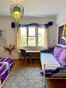 ein Schlafzimmer mit einem Bett, einem Stuhl und einem Fenster in der Unterkunft Wohnung am Bergpark Wilhelmshöhe in Kassel