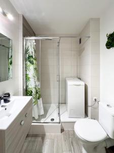 La salle de bains est pourvue d'une douche, de toilettes et d'un lavabo. dans l'établissement Studio Le Maréchal - Près frontière et Netflix, à Huningue