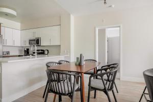 Una cocina o zona de cocina en Redwood City 2br wparking pool spa nr Caltrain SFO-1445