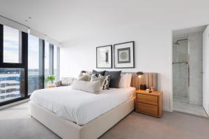 een witte slaapkamer met een groot bed en een douche bij Luxurious 3 Bed Fortitude Valley Penthouse Retreat in Brisbane