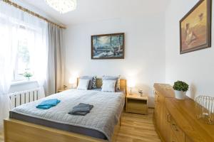 a bedroom with a bed and a desk and a window at Apartament 2 pokojowy Gdańsk in Gdańsk