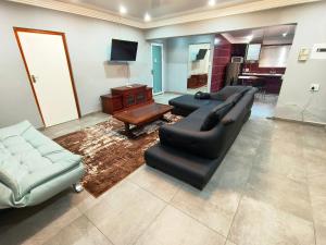 uma sala de estar com dois sofás e uma televisão em Parys In town Guest lodge and Conference Center em Parys