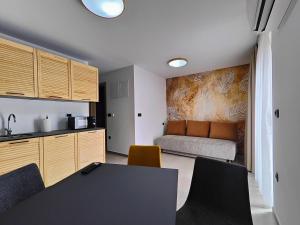 uma cozinha e sala de estar com uma mesa e um sofá em Pula Residence Rooms and Apartments Old City Center em Pula