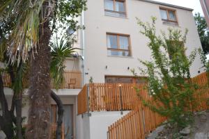 Casa blanca con valla de madera en Pula Residence Rooms and Apartments Old City Center en Pula