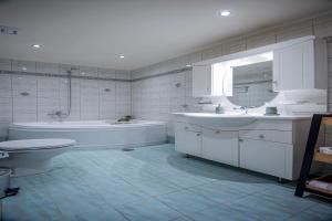 アギオス・ニコラオスにあるLake Spirit Apartmentの浴槽、洗面台、トイレを備えたバスルーム +40枚の写真