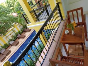 Casa con balcón con mesa y sillas en Sing Angkor Boutique Hotel, en Siem Reap