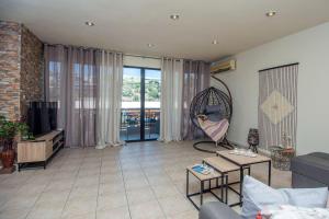 アギオス・ニコラオスにあるLake Spirit Apartmentのソファと椅子のあるリビングルーム