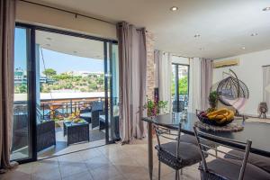 アギオス・ニコラオスにあるLake Spirit Apartmentのテーブルと椅子、バルコニーのあるリビングルーム