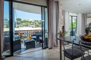 アギオス・ニコラオスにあるLake Spirit Apartmentのリビングルーム(テーブル付)、バルコニー