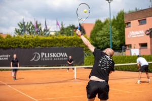 Tenis a/nebo squash v ubytování Oaza Ricany nebo okolí