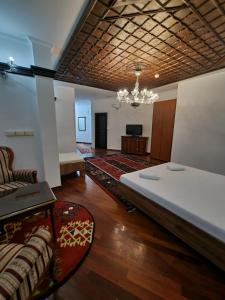 sala de estar con cama y lámpara de araña en Villa Sv Sofija Old Town en Ohrid