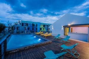 Una terraza en la azotea con piscina en un edificio en Lek Lek Samui Room X Coffee Bar, en Chaweng