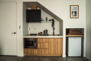 uma cozinha com um lavatório e um micro-ondas em Karma Villas em Gold Coast