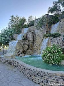 un toboggan dans un parc avec une cascade dans l'établissement APARTAMENTO LOFT DELUXE INTERIOR Y EXTERIOR, à El Bosque