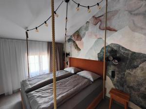 een schommelbed in een slaapkamer met een schilderij bij Pula Residence Rooms and Apartments Old City Center in Pula
