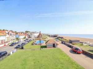 vistas a una pequeña ciudad junto a la playa en Runton, en Aldeburgh