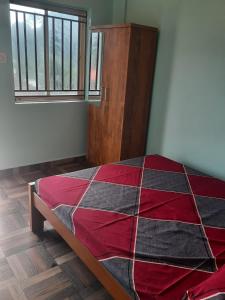 Rúm í herbergi á Paadi Inn