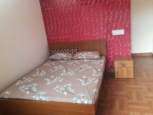 Rúm í herbergi á Paadi Inn