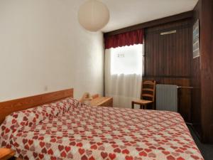 モンジェネヴルにあるAppartement Montgenèvre, 2 pièces, 6 personnes - FR-1-266-120のベッドルーム1室(ベッド1台、赤と白の毛布付)