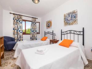 A bed or beds in a room at Great Son Bou Villa Casa Lucia 3 Bedroom Family Villa Large Spacious Pool Area Sea Views