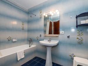 A bathroom at Great Son Bou Villa Casa Lucia 3 Bedroom Family Villa Large Spacious Pool Area Sea Views Még 25 kép