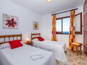 A bed or beds in a room at Great Son Bou Villa Casa Lucia 3 Bedroom Family Villa Large Spacious Pool Area Sea Views