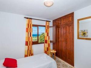 A bed or beds in a room at Great Son Bou Villa Casa Lucia 3 Bedroom Family Villa Large Spacious Pool Area Sea Views