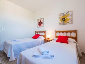 A bed or beds in a room at Great Son Bou Villa Casa Lucia 3 Bedroom Family Villa Large Spacious Pool Area Sea Views