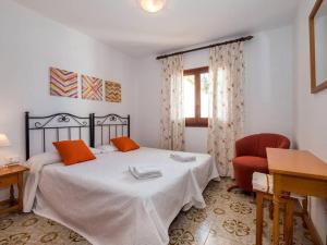 A bed or beds in a room at Great Son Bou Villa Casa Lucia 3 Bedroom Family Villa Large Spacious Pool Area Sea Views