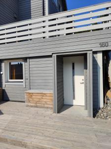 un edificio con garage con porta bianca di Apartament 1 Havoysund a Havøysund