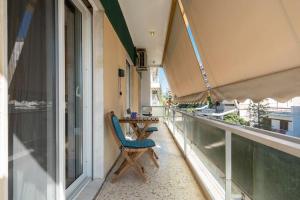 Μπαλκόνι ή βεράντα στο Magenta Apartment Palaio Faliro
