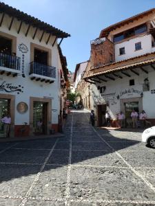 eine Kopfsteinpflasterstraße in einer Stadt mit Gebäuden in der Unterkunft Vista Taxco in Taxco de Alarcón