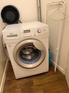 - un lave-linge avec un bol à l'intérieur dans l'établissement Destination Confidentielle, à Clermont-Ferrand