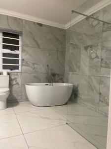 Un baño con bañera y WC. en Avis sunrise view, en Windhoek 64 fotos más
