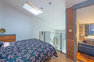 - une chambre avec un lit et un mur en verre dans l'établissement Le Scarlett - Maison à 300m de la plage, à Palavas-les-Flots