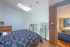 a bedroom with a bed and a glass wall at Le Scarlett - Maison à 300m de la plage in Palavas-les-Flots