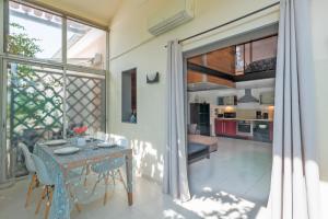 a kitchen and dining room with a table and a room at Le Scarlett - Maison à 300m de la plage in Palavas-les-Flots