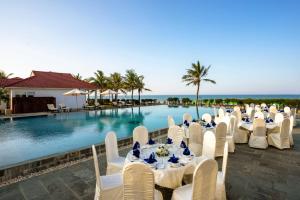 Bazén v ubytování Tam Thanh Beach Resort & Spa nebo v jeho okolí