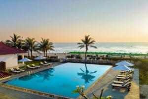 uma imagem de uma piscina na praia em Tam Thanh Beach Resort & Spa em Tam Kỳ