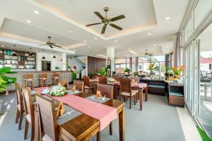 um restaurante com mesas e cadeiras de madeira e um bar em Tam Thanh Beach Resort & Spa em Tam Kỳ